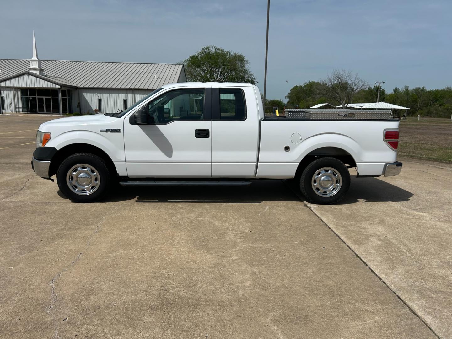 2014 White /Gray Ford F-150 XL SuperCab 6.5-ft. Bed 2WD (1FTEX1CM2EK) with an 3.7L V6 DOHC 24V engine, 6-Speed Automatic transmission, located at 17760 Hwy 62, Morris, OK, 74445, (918) 733-4887, 35.609104, -95.877060 - 2014 FORD F-150 XL SUPERCAB 6.5-ft. BED 2WD 3.7L V6 BI-FUEL SYSTEM RUNS ON CNG OR GASOLINE. FEATURES KEYLESS REMOTE ENTRY, POWER LOCKS, POWER WINDOWS, AM/FM STEREO, SIRIUS XM STEREO, CD PLAYER, AUXILLARY PORT, CRUISE CONTROL, TRACTION CONTROL, MULTI-FUNCTIONING STEERING WHEEL CONTROLS, TRAILER HITCH - Photo#7